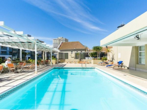 Apartment in Seapoint, Pool and free parking.